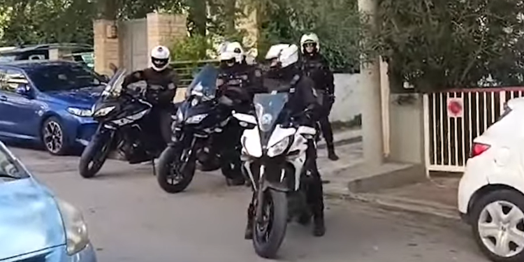 «Συναγερμός» στη Γλυφάδα: «Κοράκια» προσπαθούν να πετάξουν έξω από το σπίτι της οικογένεια με παιδί ΑμεΑ