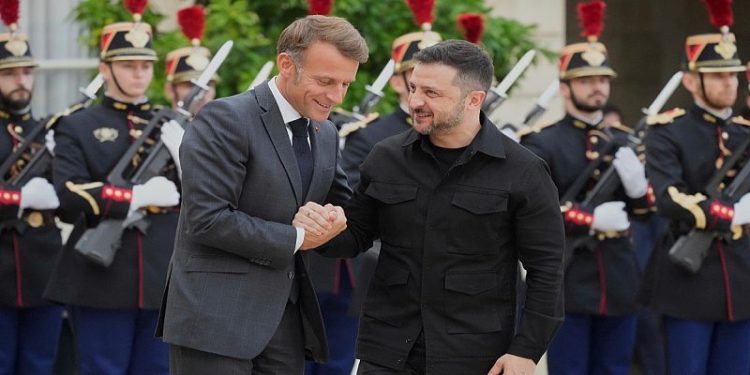 Παριζιάνικο ραντεβού Μακρόν και Ζελένσκι μέσα στον Νοέμβριο