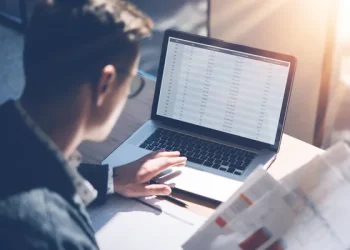 Η Ελλάδα στο προτελευταίο σκαλί της ΕΕ στις επενδύσεις: Τι αποκαλύπτει νέα έρευνα