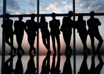 Αγορά εργασίας: Πώς και γιατί αυξάνεται η εξάρτηση από τους… γκριζομάλληδες εργαζόμενους