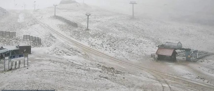 H Adel «έντυσε» τα χιονοδρομικά κέντρα: Στα λευκά Παρνασσός, Καλάβρυτα, Καϊμακτσαλάν