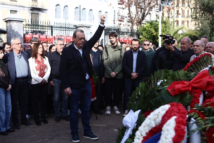 Φάμελλος από το Πολυτεχνείο: Τα αιτήματα του Νοέμβρη ζωντανά 52 χρόνια μετά (βίντεο)