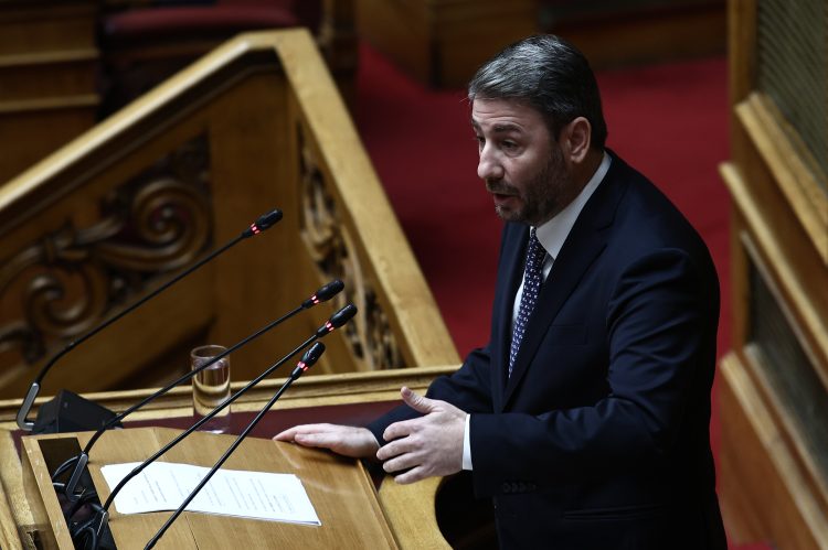 Κόντρα Ανδρουλάκη με Θεοδωρικάκο για την κουμπαριά Μητσοτάκη με «Φραπέ»