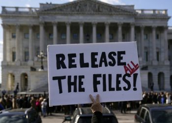 Τα αρχεία Έπσταϊν προκαλούν «πονοκέφαλο» στον Τραμπ