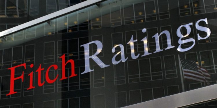 Νέες προειδοποιήσεις από τη Fitch για την ελληνική οικονομία