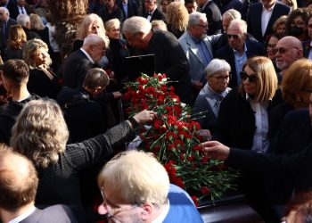 Αι γενεαί πάσαι της Αριστεράς αποχαιρέτησαν τον Αλέκο Φλαμπουράρη