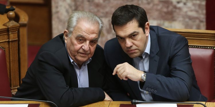 Αλέκος Φλαμπουράρης: Οι άγνωστες ιστορίες του «Στάθη» που έστηνε τα φεστιβάλ και έγινε ο «μπαμπάς» της γενιάς Τσίπρα
