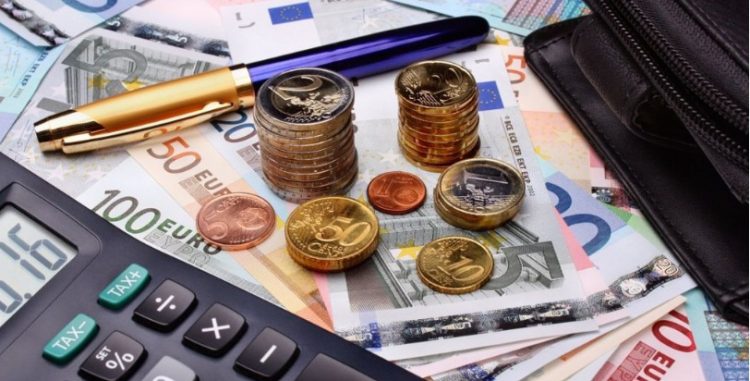 Φόροι: Ποιοι πρέπει να πληρωθούν πριν τη νέα χρονιά – Τι ισχύει για αναδρομικά εισοδήματα και κάλυψη τεκμηρίων,