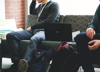 Η Gen Z μένει με τους γονείς και χάνει η αγορά δισεκατομμύρια δολάρια