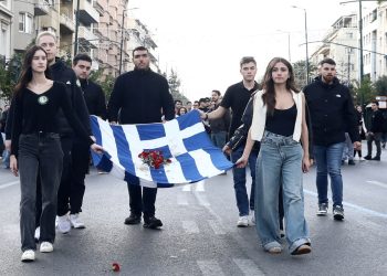 Η κόρη της Φώφης Γεννηματά, Κατερίνα, κράτησε την αιματοβαμμένη ελληνική σημαία του Πολυτεχνείου