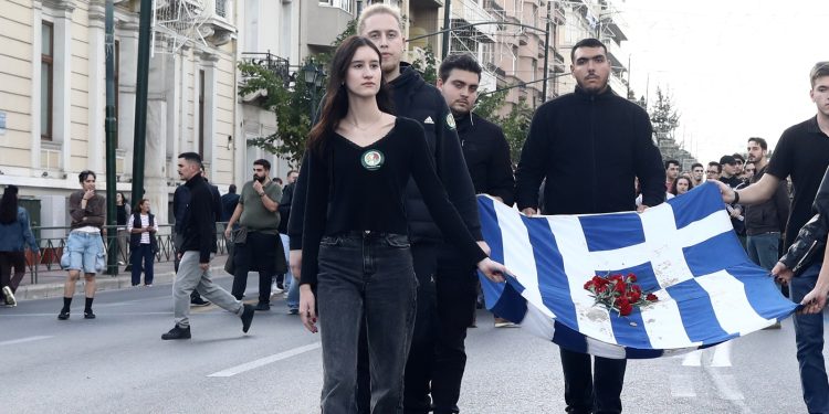 Η κόρη της Φώφης Γεννηματά, Κατερίνα, κράτησε την αιματοβαμμένη ελληνική σημαία του Πολυτεχνείου