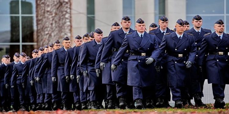 Η πλειοψηφία των Γερμανών θα υποστήριζε την υποχρεωτική στρατιωτική θητεία
