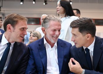 Η πολιτική λύνεται καλύτερα με ένα ποτήρι