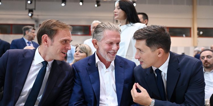 Η πολιτική λύνεται καλύτερα με ένα ποτήρι