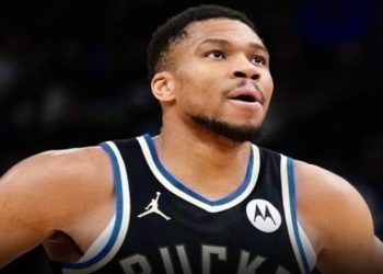 Έληξε… άδοξα η βραδιά για τον Γιάννη Αντετοκούνμπο – Τραυματίστηκε στο ματς με τους Καβαλίερς