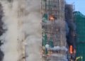 Φλέγεται ουρανοξύστης στο Χονγκ Κονγκ – Τέσσερις νεκροί και εγκλωβισμένοι