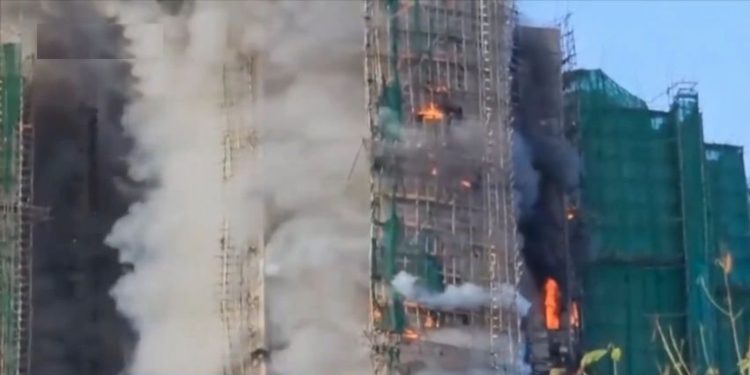 Φλέγεται ουρανοξύστης στο Χονγκ Κονγκ – Τέσσερις νεκροί και εγκλωβισμένοι