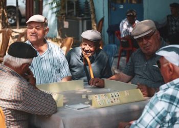 Καμπανάκι για τις συντάξεις από την EBRD: «Ωρολογιακή βόμβα» η γήρανση