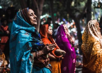 Οι νομάδες του Κασμίρ γεννούν μόνες στα βουνά