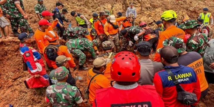 Κατολισθήσεις στην Ινδονησία: Τουλάχιστον 30 νεκροί στην Ιάβα