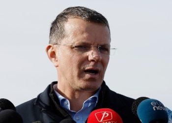 Ο Ρουμάνος υπουργός Άμυνας παραιτήθηκε αφού παραδέχθηκε ότι είχε πει ψέματα στο βιογραφικό του