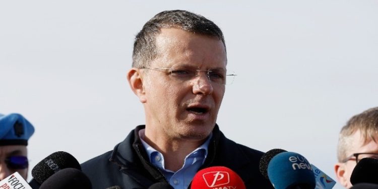 Ο Ρουμάνος υπουργός Άμυνας παραιτήθηκε αφού παραδέχθηκε ότι είχε πει ψέματα στο βιογραφικό του