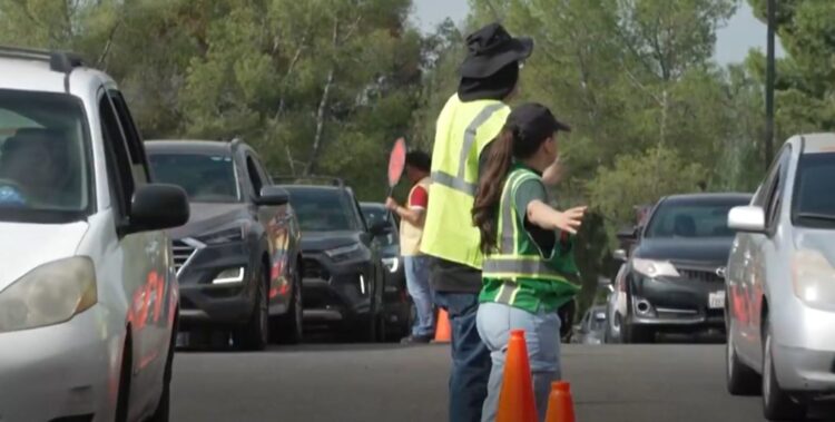 Παρέλυσε τις ΗΠΑ το “shutdown”: Ουρές χιλιομέτρων στην Καλιφόρνια για δωρεάν τρόφιμα