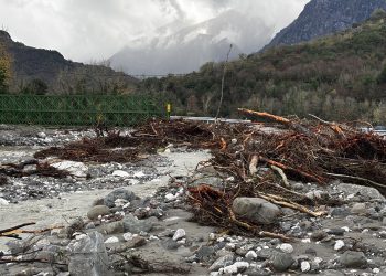 Μάχη με τα νερά στα Τζουμέρκα, πυροσβέστης παρασύρεται εν ώρα καθήκοντος