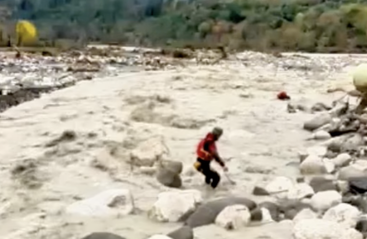 Τζουμέρκα: πυροσβέστης παρασύρεται από τα ορμητικά νερά (βίντεο)