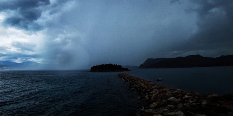 Καιρός: Συννεφιά και στους 25 βαθμούς ο υδράργυρος – Συνεχίζουν οι βροχές και καταιγίδες σε δυτική Ελλάδα και Ήπειρο