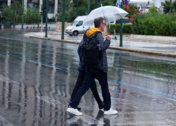 Καιρός: Συνεχίζει με μπόρες – Πότε και για πόσο θα πέσει η θερμοκρασία