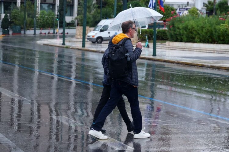 Καιρός: Συνεχίζει με μπόρες – Πότε και για πόσο θα πέσει η θερμοκρασία