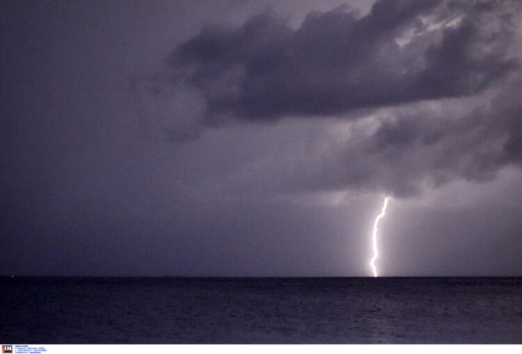 Έκτακτο δελτίο επιδείνωσης καιρού: Τριήμερη κακοκαιρία με βροχές και καταιγίδες