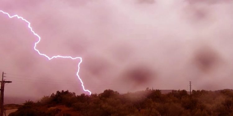 Προβλήματα από καταιγίδες και κεραυνούς σε Ιωάννινα και Θεσπρωτία