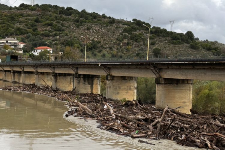 Πνιγμένη η Δυτική Ελλάδα: Ποτάμια εκτός ελέγχου, δρόμοι κομμένοι, απεγκλωβισμοί κατοίκων