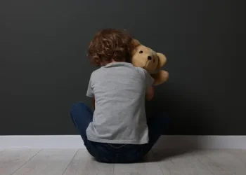 Από τη μια κακοποίηση στην άλλη: Το κράτος «παρκάρει» τα κακοποιημένα παιδιά στα νοσοκομεία!