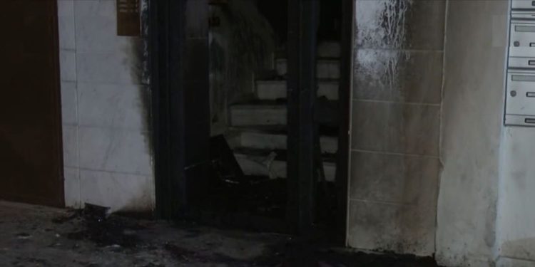 Ισχυρή έκρηξη από γκαζάκια σε είσοδο πολυκατοικίας στην Καλαμαριά