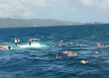 Καραϊβική: Βυθίστηκε καταμαράν – Στη θάλασσα οι 55 τουρίστες