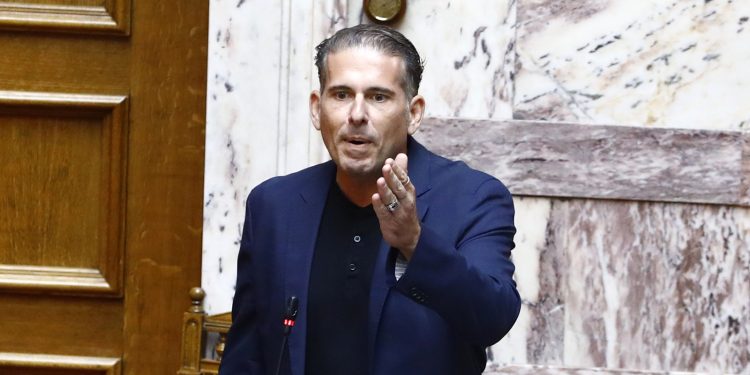 Παραιτήθηκε από βουλευτής ο Διαμαντής Καραναστάσης – Τέλος και από την Πλεύση: «Αφιερώνομαι στην Τέχνη»