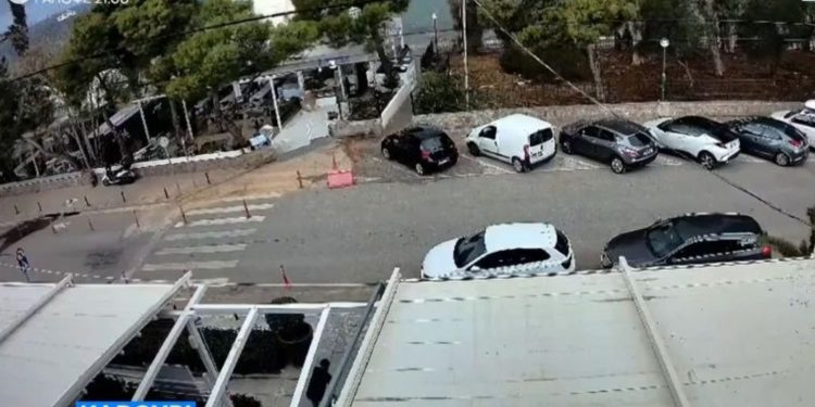 Tο πήρε και το σήκωσε στο Καβούρι: Ρίπη ανέμου ξηλώνει σκεπή εστιατορίου Ι ΒΙΝΤΕΟ