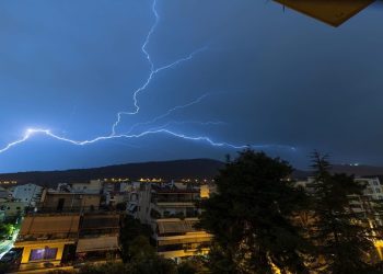 Η στιγμή που ανάποδος κεραυνός χτυπάει ουρανό πάνω από τον Υμηττό