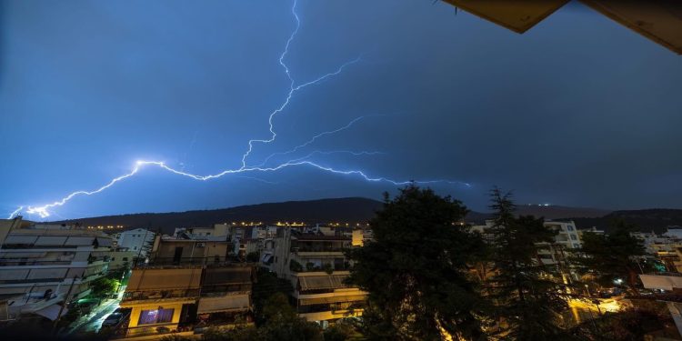 Η στιγμή που ανάποδος κεραυνός χτυπάει τον ουρανό πάνω από τον Υμηττό