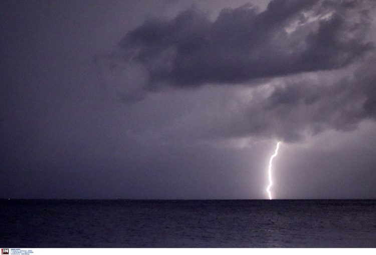 Χιλιάδες κεραυνοί τη Δευτέρα σε όλη τη χώρα