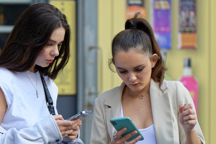 Χάος σε τηλεφωνία και ταχυδρομικές υπηρεσίες: Καταγγελίες για υψηλές χρεώσεις, βλάβες και απώλειες δεμάτων!