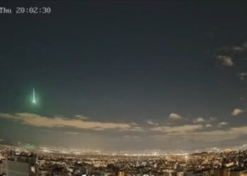 Εντυπωσιακό: Τι ήταν η φωτεινή βολίδα που «έσκισε» τον αττικό ουρανό (βίντεο)