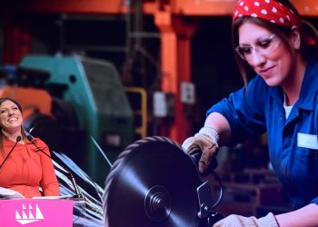 Show από τη Ζωή στην παρουσίαση του προγράμματος της Πλεύσης: Ντύθηκε από λιμενικός μέχρι αγρότισσα