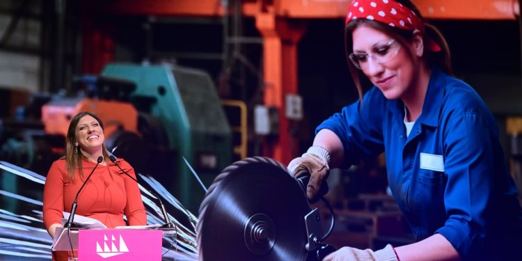 Show από τη Ζωή στην παρουσίαση του προγράμματος της Πλεύσης: Ντύθηκε από λιμενικός μέχρι αγρότισσα