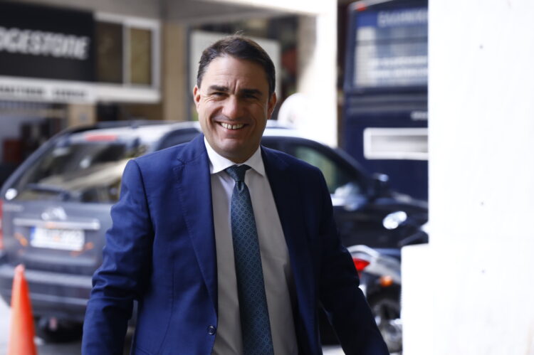 «Πυρά» Τσουκαλά κατά Μαρινάκη: «Επιχείρησε ακόμα μια φορά να κάνει το μαύρο άσπρο και να εξαπατήσει τους πολίτες»