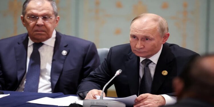 Τι απαντά το Κρεμλίνο στις φήμες που οργιάζουν για ρήγμα στις σχέσεις Πούτιν – Λαβρόφ