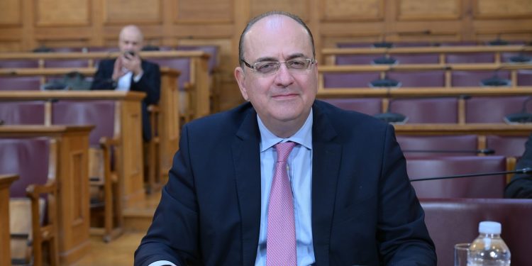 Ο Μακάριος Λαζαρίδης απειλεί με μηνύσεις το ΠΑΣΟΚ για το επεισόδιο στην Εξεταστική
